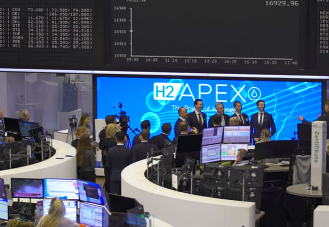 Videobild: BÖRSENLAUNCH DER H2APEX APEX hat sich im Januar 2023 mit der exceet Group, einer börsennotierten Beteiligungsgesellschaft, zusammengeschlossen. Gemeinsam liegt der Fokus auf der Entwicklung von Projekten für eine dezentrale Versorgung mit grünem Wasserstoff. Ab jetzt: H2APEX!