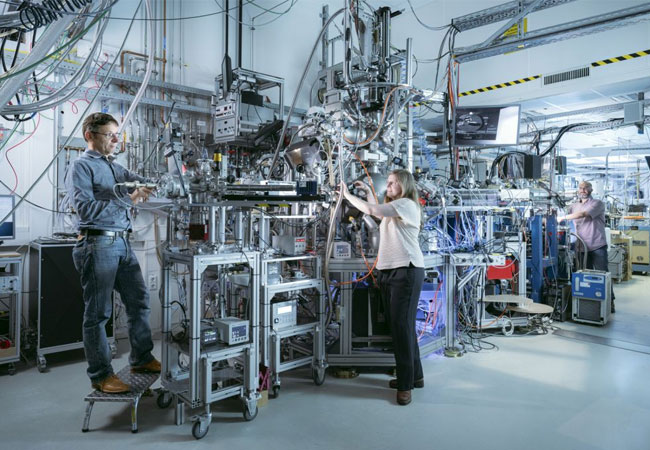 PB: Neues Instrument NAPXAS: Forschende fädeln den Strahl für Testmessungen in die Messkammer. (ausf. BU am Textende, Foto: Amadeus Bramsiepe, KIT)