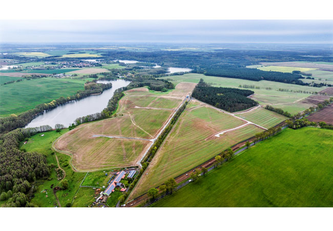 Pressefotos: Auf dieser 55 Hektar großen Fläche im Osten des Landes Brandenburg errichtet die MLK Gruppe einen 73-MWp-Solarpark, der bis Jahresende in Betrieb gehen soll. / ©: Jörg Weusthoff