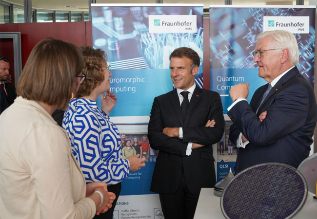 Macron-und-Steinmeier - Am Fraunhofer IPMS ließen sich die beiden Präsidenten Hightech-Forschung aus den Bereichen Mikroelektronik, Medizintechnik und Quantentechnologien demonstrieren.