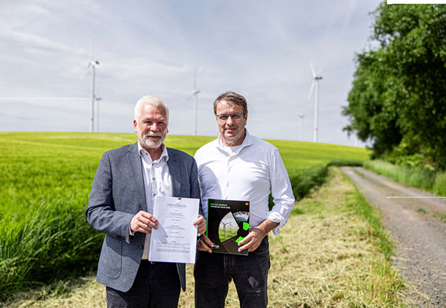 PB: Bürgermeister Matthias Schilling (SPD) und NOTUS energy Geschäftsführer Heiner Röger nach der Unterzeichnung der Verträge, die der Gemeinde in Zukunft hohe Einnahmen aus der Windenergie ermöglichen. / ©: NOTUS