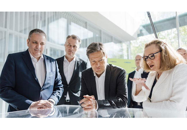 PB: Bundesminister Habeck besucht Unternehmen aus der Branche und spricht mit Bürgern über aktuelle politische Fragen.