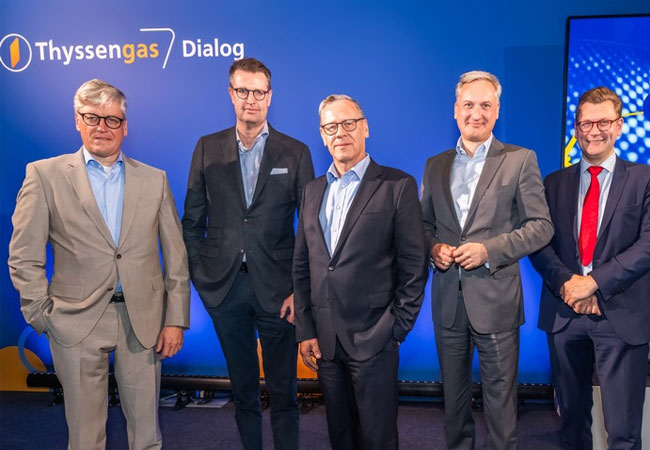 PB: Die Podiumsteilnehmer beim dritten Thyssengas Dialog (von links nach rechts): Nikolaus Valerius, Vorsitzender des Vorstands von RWE Generation SE, Patrick Wendeler, Vorsitzender des Vorstands der BP Europa SE, Dr. Thomas Gößmann, Vorsitzender der Geschäftsführung der Thyssengas GmbH, Markus Hilkenbach, Vorsitzender des Vorstands der Stadtwerke Wuppertal, Prof. Dr. Phillip Fest, Gruppenleiter Energieinfrastruktur, Atomrecht in der Energieabteilung, Ministerium für Wirtschaft, Industrie, Klimaschutz und Energie des Landes Nordrhein-Westfalen. / ©: Thyssengas GmbH
