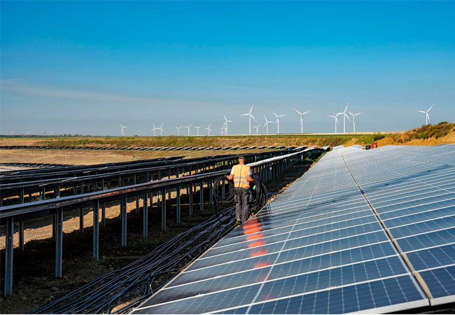 Im künftigen Uferbereich des geplanten Hambacher Tagebausees hat RWE eine Photovoltaikanlage mit integriertem Batteriespeicher realisiert. Eine weitere Freiflächen-Photovoltaikanlage ist in Bau. Bis der See seinen finalen Füllstand erreicht hat, bleibt viele Jahre Zeit, das Gelände temporär für die beiden großen Solarparks zu nutzen.
