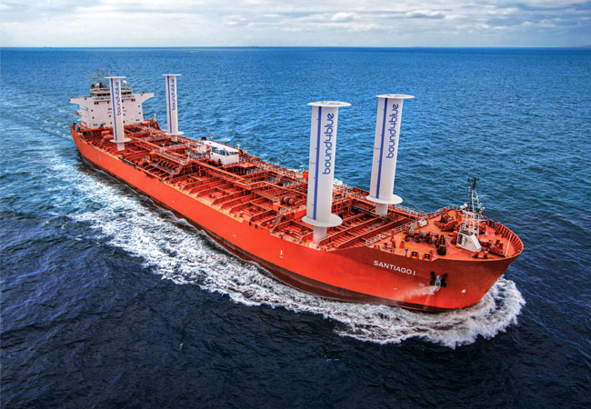 PB: Marflet Marine installiert vier 22 Meter hohe eSAILs® vonbound4blue auf dem Öl- und Chemikalientanker Santiago I / ©: Marflet Marine