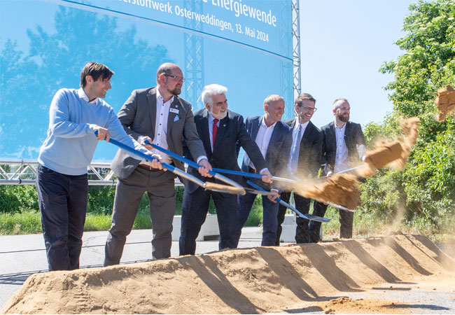 Pressefoto: Spatenstich in Osterweddingen - V.l.n.r.: Dr.-Ing. Péter Agoston (ENERTRAG), Landrat Martin Stichnoth, Minister Prof. Dr. Armin Willingmann, Bürgermeister Jörg Methner, Dr. Tobias Bischof-Niemz, Dr.-Ing. Mario Ludwig (beide ENERTRAG) / ©: ENERTRAG / Irini Sakkas