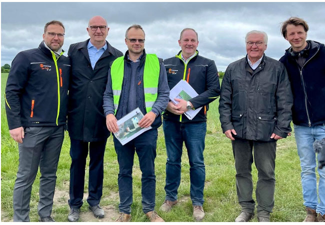 PB: SUNfarming Group's Managing Director Martin Tauschke and Project Developer Heiner Kamper presented the project. The President*in was accompanied by Dr. Dietmar Woidke, Minister President*in of Brandenburg. / ©: SUNfarming Group