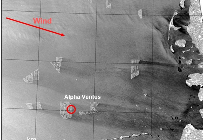 PB: Radarbild des europäischen Sentinel-1A Satelliten, das Nachläufe hinter Offshore-Windparks in der Deutschen Bucht zeigt. Die atmosphärischen Bedingungen zu diesem Zeitpunkt führten zu außergewöhnlich weitreichenden Nachlaufeffekten. / ©: “Copernicus Sentinel data [2020]“