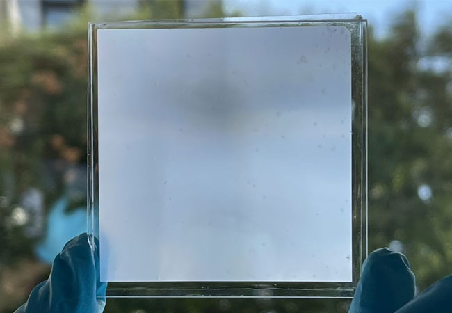 PB: Kühlend, lichtdurchlässig und blendfrei: Das neue Material vereint mehrere besondere Eigenschaften. (Foto: Gan Huang, KIT)