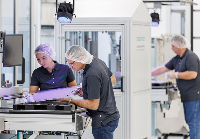 PB: Bipolarplatten in der Fertigungslinie in Herzogenaurach. / Foto: Schaeffler (Daniel Karmann)