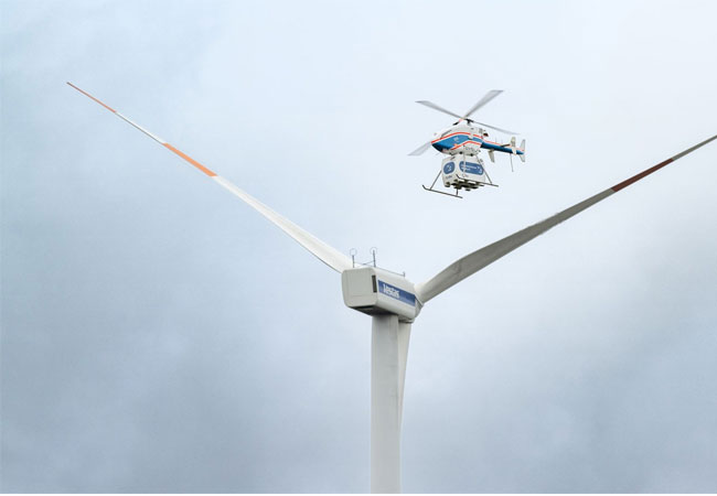 PB: Der unbemannte DLR-Hubschrauber superARTIS in der Nähe der Windenergieanlage / ©: DLR