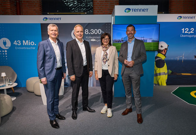 PB: Bildunterschrift: v.l.n.r.: Sylvia Borcherding, Geschäftsführerin Corporate Services (CCO) bei 50Hertz; Dr. Frank Brinkmann, Vorstandsvorsitzender SachsenEnergie-Unternehmensgruppe; Prof.in Ursula Staudinger, Rektorin der TU Dresden; Tim Meyerjürgens, Chief Operating Officer von TenneT; Dr. Thomas Werner, Geschäftsführer DNV / Fotoquelle: TU Dresden