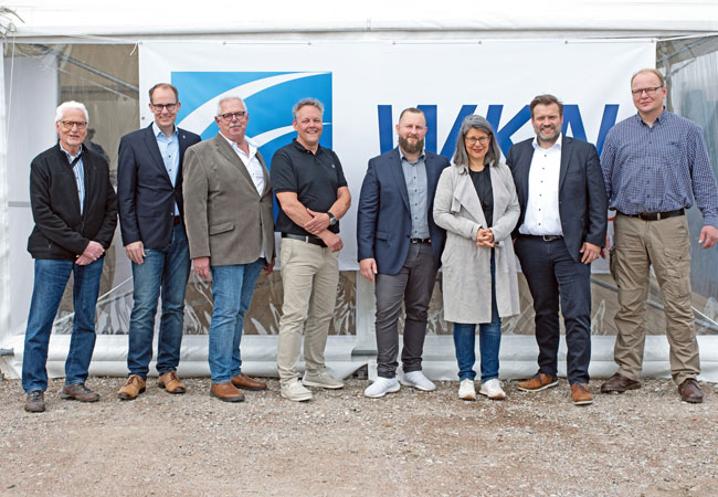 PB: v.l.n.r.: Friedrich-Wilhelm Richard (ehem. Bürgermeister Gemeinde Hamwarde), Dr. Christoph Mager (Landrat des Kreises Herzogtum Lauenburg), Rüdiger Knoop (Bürgermeister Hamwarde), Claus Hoffmann (Projektleiter Bauphase, WKN GmbH) Torge Ranneck (Projektleiter Entwicklungsphase, WKN GmbH), Dr. Nina Scheer (Bundestagsabgeordneter SPD für den Wahlkreis 10), Sven Hünefeld (Leiter Projektentwicklung Wind Onshore Nord, WKN GmbH), Christoph Otte (Flächenmanager Entwicklungsphase, WKN GmbH)