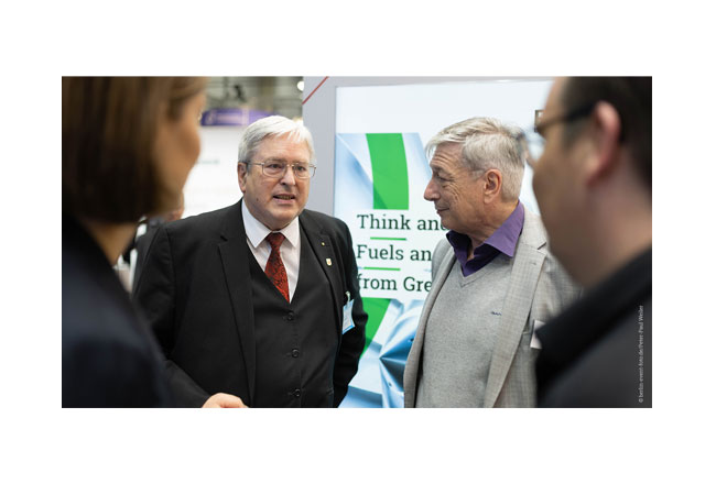 PB: Wirtschaftsminister Steinbach im Gespräch mit dem Leitungsteam des PtX Lab Lausitz auf der ILA 2024 (v.l.n.r.: Anita Demuth, stellvertretende Leiterin des PtX Lab Lausitz, Brandenburgs Wirtschaftsminister*in Prof. Dr. Jörg Steinbach, Leiter des Labs, Dr. Harry Lehmann, und Dr.-Ing. Sebastian Voswinckel, stellvertretender Leiter des PtX Lab Lausitz). Copyright: PtX Lab Lausitz | Peter-Paul Weiler