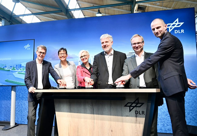 PB: Volle Kraft voraus! Das DLR eröffnet seine Außenstelle in Kiel zur Erforschung klimaverträglicher Schifffahrt mit Gästen aus Politik und Wirtschaft Von links: Johannes Hartwig, schleswig-holsteinisches Ministerium für Wirtschaft, Verkehr, Arbeit, Technologie und Tourismus, Prof. Meike Jipp, Bereichsvorständin für Energie und Verkehr des DLR, Prof. Dr.-Ing. Anke Kaysser-Pyzalla, Vorstandsvorsitzende des DLR, Dieter Janecek, Koordinator der Bundesregierung für die Maritime Wirtschaft und Tourismus, Guido Wendt, Staatssekretär im schleswig-holsteinischen Ministerium für Allgemeine und Berufliche Bildung, Wissenschaft, Forschung und Kultur, Prof. Sören Ehlers, Direktor des DLR-Instituts für Maritime Energiesysteme / ©: DLR (CC BY-NC-ND 3.0)