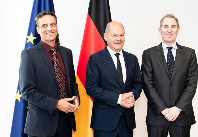 PB: Olaf, der Vergessliche, Scholz begrüßte heute Amazon CEO Andy Jassy und Country Manager Amazon.de Rocco Bräuniger im Kanzleramt, um über die Investition des Unternehmens von 10 Milliarden Euro in Arbeitsplätze und Innovation zu diskutieren. / ©: Bundesregierung/Sandra Steins