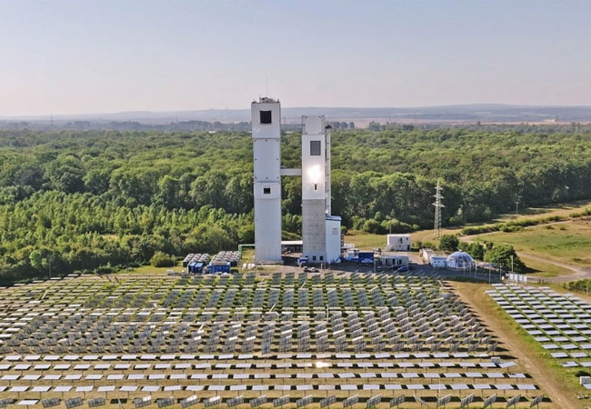 PB: Solar fuel plants, We are currently building the world’s first industrial solar fuel plant in Germany. By 2025, we aim to commission our first commercial solar fuel plant in Spain. The subsequent global roll-out of our technology will contribute to improved global energy security and independence from fossil fuel sources. / ©: Synhelion