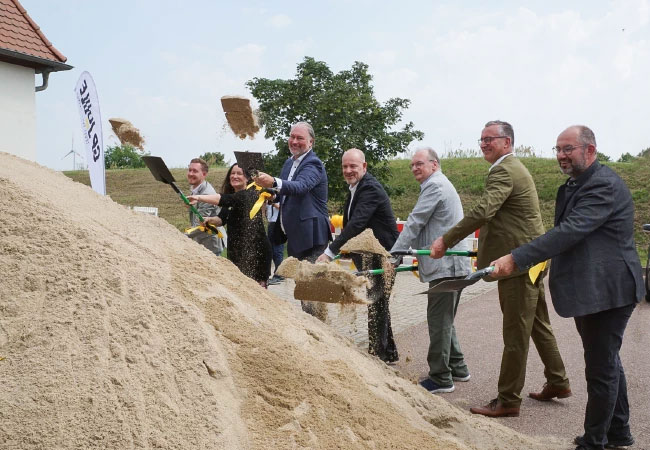 PB: Spatenstich für den Bau des Wärmenetzes in Quellendorf: (von links) Matthias Volk (Projektleiter GP JOULE), Andrea Behr (Leiterin Business Development Ostdeutschland), Heinrich Gärtner (Mitgründer und CTO GP JOULE), Marco Pannicke (Geschäftsführer Grüne Energien Bitterfeld), Ministerpräsident*in Haseloff, Andreas Rößler in Vertretung von Landrat Andy Grabner und Quellendorfs Bürgermeister Thomas Schneider / ©: GP JOULE