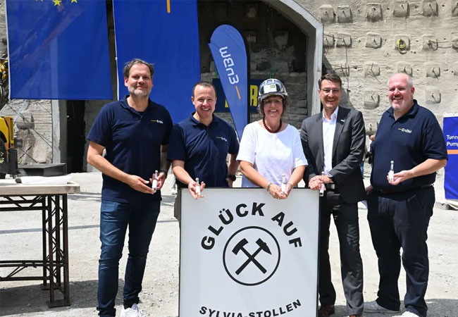 PB: Tunnelanschlagsfeier für das neue Pumpspeicherkraftwerk in Forbach. Vlnr. Ingo Kamuf, techn. Projektleiter des EnBW-Pumpspeicherkraftwerks Forbach, Ulrich Rost, Leiter Wasserkraft Süd der EnBW, Tunnelpatin Sylvia M. Felder, Regierungspräsidentin Regierungsbezirk Karlsruhe, Michael Class, Leiter Leiter Erzeugung Portfolioentwicklung der EnBW und Ulrich Gommel, kaufm. Projektleiter des EnBW-Pumpspeicherkraftwerks Forbach. / ©: EnBW