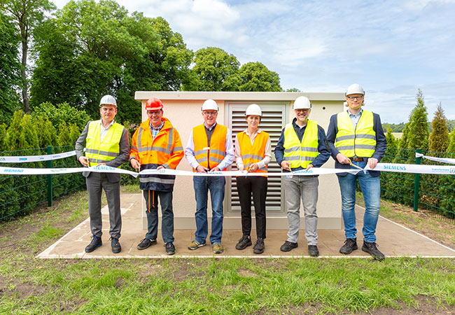 PB: Offizielle Inbetriebnahme der Schaltstation in Kirch Jesar (v. l.): Frank Haacker, Siemens-Niederlassung Rostock, Christian Winkelmann, Transformare GmbH Wittenberge, Bernd Alvermann, Kuhlmann Leitungsbau GmbH, Anne Reimuck, WEMAG Projektentwicklung GmbH, Thomas Murche, WEMAG-Vorstand, Tim Stieger, WEMAG Netz GmbH. / Foto: WEMAG/Stephan Rudolph-Kramer