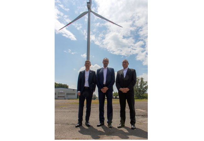 PB: Brachten das gemeinsame Projekt auf den Weg, von links: Björn Nullmeyer (Geschäftsführer und CFO von wpd), Frank Hohlweg (COO ArcelorMittal Bremen), Dr. Thomas Bünger, CEO ArcelorMittal Bremen.