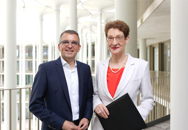 PB: Stephan Lowis, enviaM-Vorstandsvorsitzender, und Dr. Katrin Leonhardt, Vorstandsvorsitzende der SAB, bei der Unterzeichnung der Kooperation in Leipzig