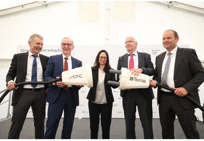 PB: Reschenpassleitung offiziell in Betrieb genommen - v.l.n.r.: Erich Enstrasser (Vorstandsdirektor TIWAG), Gerhard Christiner (Technikvorstand APG), Maria Rosaria Guarniere (Director of Technology and Transmission Asset Realization TERNA), Thomas Karall (Finanzvorstand APG), Josef Geisler (Landeshauptmann-Stellvertreter Tirol)