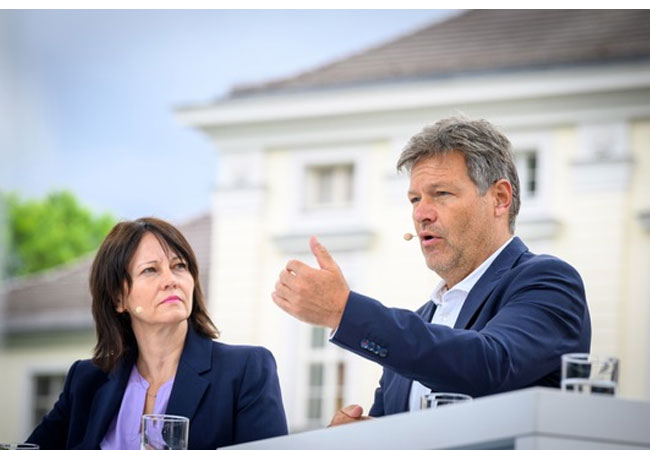 PB: Leitmarkt für Wasserstoff: Bundeswirtschaftsminister Robert Habeck (hier mit ZDF-Moderatorin Cathérine Kipp) sieht für Deutschland gute Chancen, Vorreiter bei diesem Hoffnungsträger für die Energiewende zu werden – so der Minister auf der „Woche der Umwelt“, die auf Einladung des Bundespräsidenten und der Deutschen Bundesstiftung Umwelt (DBU) vom 4. bis 5. Juni im Park von Schloss Bellevue stattfindet. / ©: Peter Himsel/DBU