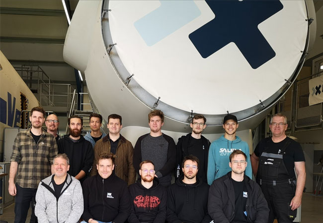 PB: Alle elf Auszubildende zum Mechatroniker haben die Abschlussprüfung erfolgreich bestanden und das Übernahmeangebot der Deutschen Windtechnik angenommen. / ©: Deutsche Windtechnik
