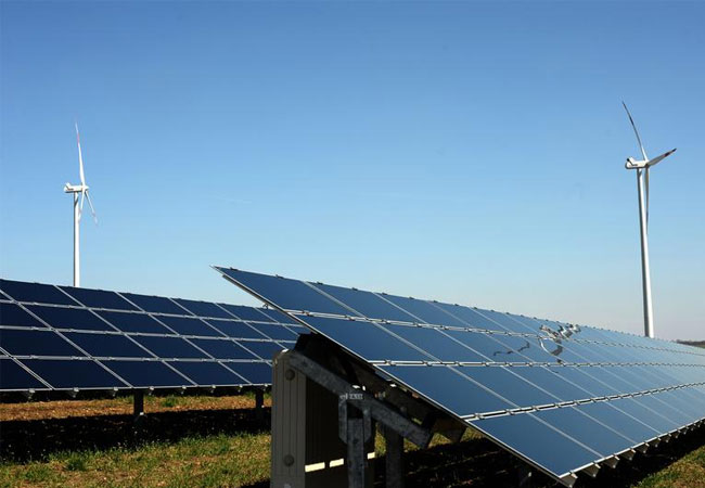 PB: Photovoltaik- und Windkraftanlagen. / ©: BTU, Ralf Schuster