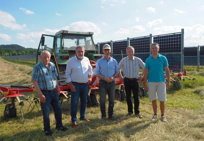 PB: Bundeslandswirtschaftsminister*in Cem Özdemir zu Besuch im Next2Sun Agri-Solarpark Donaueschingen Aasen (v.l.n.r. Klaus Hall (Landwirt), Bernhard Bolkart (Präsident BLHV), Cem Özdemir (Bundesminister für Ernährung und Landwirtschaft), Dr. Gerhard Bronner (Vorsitzender LNV), Heiko Hildebrandt (Vorstand Next2Sun AG) / ©: Next2Sun AG