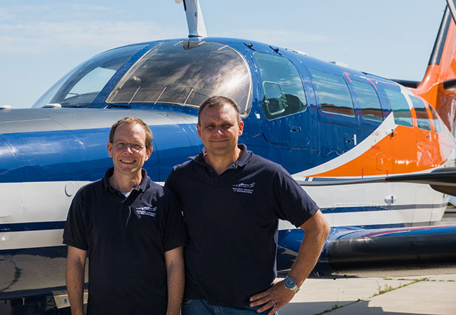 PB: Thomas Feuerle (links) und Maik Angermann (rechts) flogen das Forschungsflugzeug D-ILAB mit einem weiteren Kollegen über den Atlantik. / ©: Kevin P. Hoffmann/Klaus Tschira Stiftung 