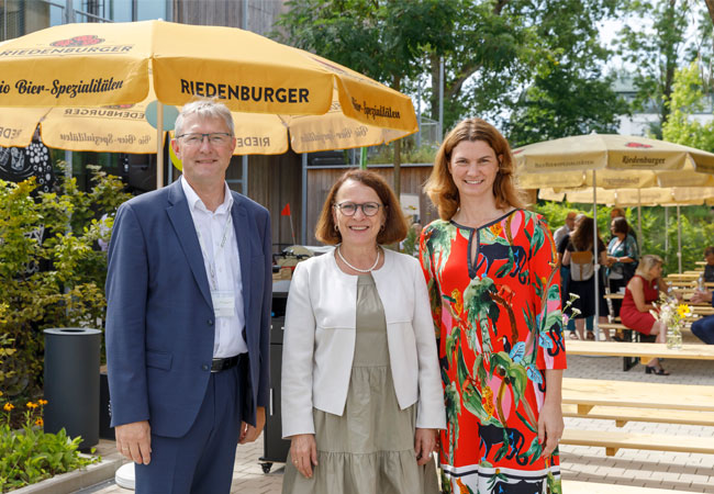 PB: Landrat Martin Neumeyer gratuliert Ludwig Friedl, Geschäftsführer der Energieagentur Regensburg, zum 15-jährigen Bestehen der Agentur. / ©: Energieagentur Regensburg