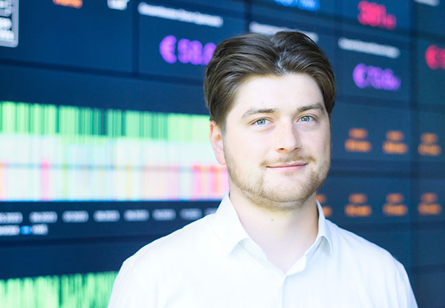 PB: Jonas Pemsel vom Fraunhofer IOSB-AST nutzt den Optimierungskern des WattAdvisor, um für Kunden aus Industrie und Wohnungswirtschaft den optimalen Technologiemix und wirtschaftliche Potentiale für Transformationsprojekte zu ermitteln. Foto: Martin Käßler, Fraunhofer IOSB-AST