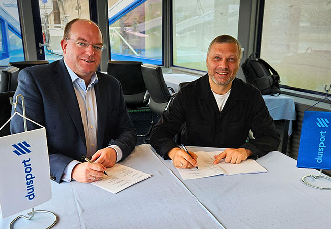 PB: duisport-CEO Markus Bangen (l.) und Viacheslav Yeromin, Vorstandsmitglied von Ukrainian Railways, unterzeichnen die Kooperationsvereinbarung. / ©: Duisburger Hafen AG