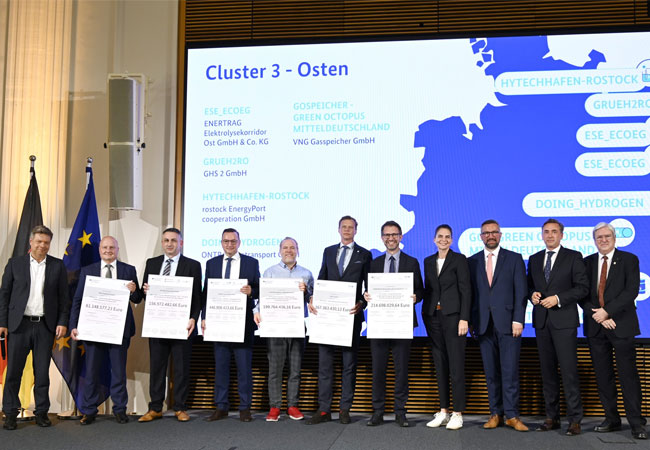 PB: Gruppenbild Cluster 3 - Osten, Förderbescheidübergabe im BMWK / ©: BMWK / Andreas Mertens
