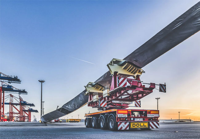 PB: Der vierachsige Nachläufer ist mit der Doll-eigenen hydraulischen Lenkung ausgestattet und verfügt über einen Drehkranz mit bis zu 85 Grad Schemeleinschlag nach links und rechts. / ©: Enercon