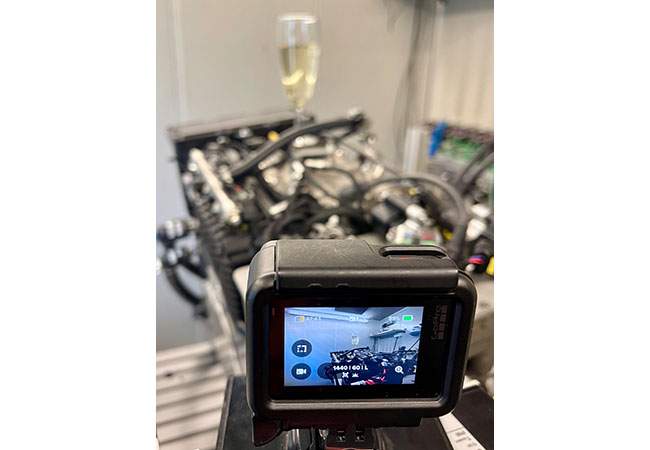 PB: "Champagner Motor" (Zero Vibration Generator): „Läuft so vibrationsfrei, dass ein gefülltes Champagner-Glas darauf völlig ruhig steht.“ / ©: Obrist Group 