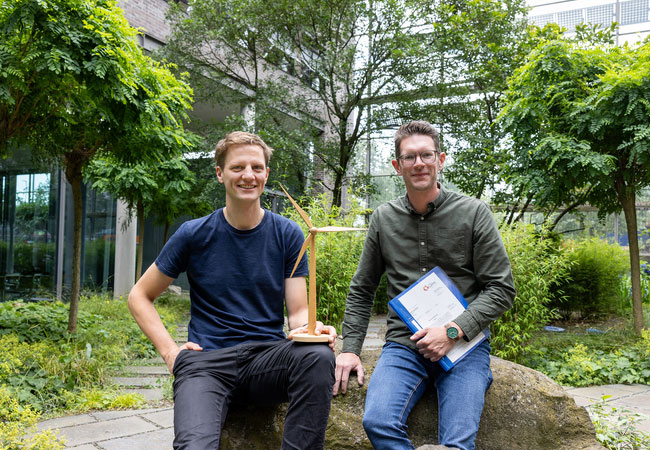 PB: Projektentwickler Philipp Richter (l.) und Abteilungsleiter Maximilian Wolf (r.) vom Erneuerbare-Energien-Team der Stadtwerke Münster freuen sich über den Genehmigungsbescheid für die Windenergieanlage Lemgo.