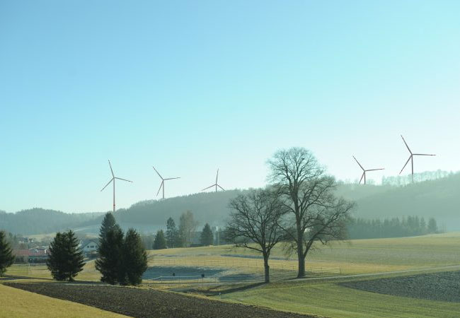 PB: Fotomontage des geplanten Windparks Gomadingen, von Kohlstetten aus betrachtet. / ©: RES