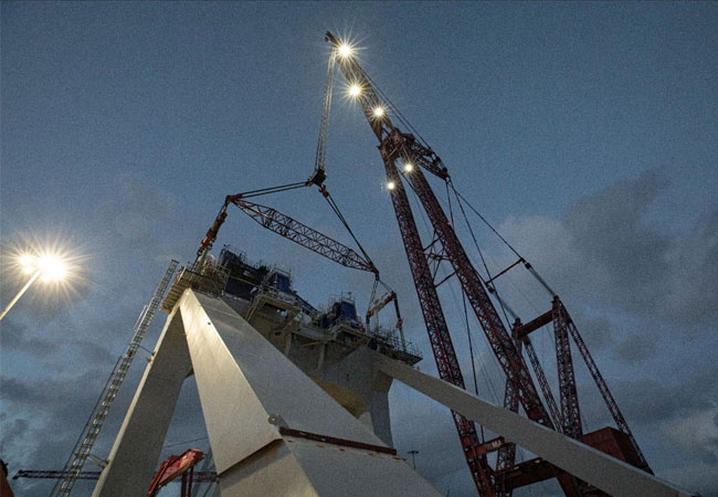 PB: Mit einem Gewicht von 960 Tonnen, einer Breite von 26 Metern und einer Höhe von 30 Metern würde der neue A-Frame die Gesamthöhe der Svanen auf 125 Meter erhöhen. / ©: Mammoet