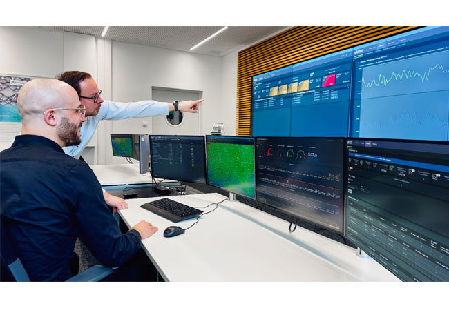 PB: KI-basiertes Schutzsystem für Energiesysteme der Zukunft: Florian Rehwald und Christoph Decker (vorn) greifen über das Dashboard auf das im Project SecDER entwickelte Intrusion-Detection-System zu. / ©: Fraunhofer IEE