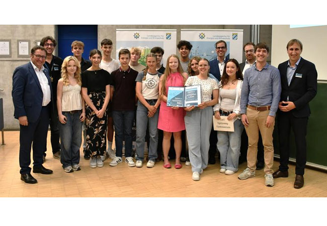 PB: Das Siegerteam des Carl-Spitzweg Gymnasiums Germering mit Wirtschaftsstaatssekretär Tobias Gotthardt (links), Prof. Dr. Ralph Schneider, Präsident der OTH Regensburg (5. von rechts) sowie der Jury des Wasserstoff-Wettbewerbs.