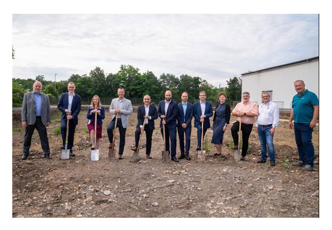 PB: Groundbreaking of new green hydrogen production facility in Budenheim, Germany / Dr. Günter Krummel, Gesellschafter Trigona FCC; André Semann, CFO Budenheim; Meaghan McGuire, Head of Strategic Marketing, Hydrogen, BASF ECMS; Tim Ingle, SVP Precious Metal Services and Recycling, BASF ECMS; Saeed Alerasool, SVP R&D and Application, BASF ECMS; Daniel Malko, Head of Operations, Hydrogen, BASF ECMS; Armin Arnaut, Senior Manager Bau- & Facility management Geschwister Oetker Beteiligungen KG; Jason Cox, Global Head of Hydrogen Business, BASF ECMS; Katarzyna Postawa, EMEA Communications Manager, BASF ECMS; Jurica Vidaković, Geschäftsführer Trigona FCC; Thomas Reinel, Geschäftsführer ries+ries Architekten Ingenieure GmbH; Christian Meyer, Bauingenieur Budenheim / ©: BASF Environmental Catalyst and Metal Solutions LLC
