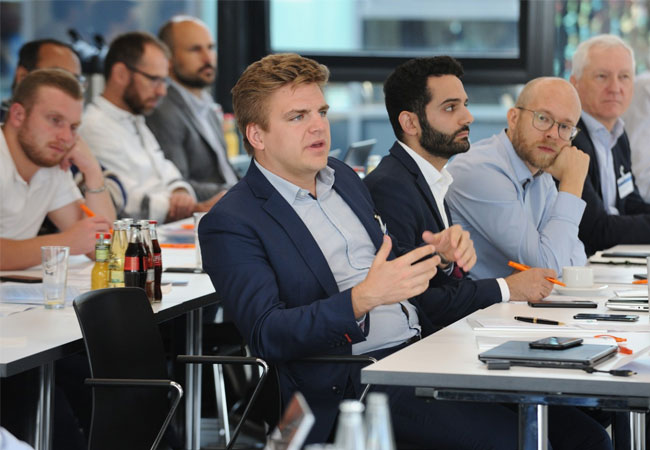 PB: Insider-Event der Wasserstoff-Community: Über 70 Teilnehmende trafen sich im Herbst 2023 auf dem vierten LKH2, um neue Wege bei der laserbasierten Wasserstoffproduktion kennenzulernen. Das Event bietet eine Plattform für den Austausch zwischen Expertinnen und Experten aus Forschung und Praxis, um gemeinsam Lösungen für eine effiziente und nachhaltige Wasserstoffproduktion zu entwickeln. / ©: Fraunhofer ILT, Aachen