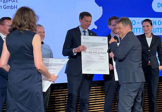 PB: Bundeswirtschaftsminister*in Robert Habeck überreicht den Förderbescheid an … (Quelle: H2APEX)