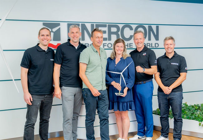 PB: Freuen sich auf die Zusammenarbeit: Die FirmengruppeEnergiedienstleistungen Bals/SelzEnergie mit den Geschäftsführern Jochen Balsund Christine Gelhausen und das ENERCON-Team vertreten durch Uli SchulzeSüdhoff, Benjamin Seifert, Martin Oehm und Armin Bollien bei derVertragsunterzeichnung über 50 x E-175 EP5 und 7 x E-138 EP3.