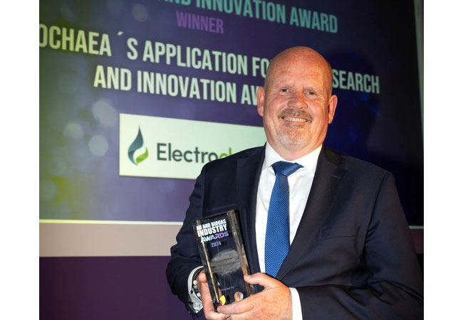 PB: Aafko Scheringa, Senior Director of Sales, nimmt den AD and Biogas Industry Award für Electrochaea entgegen. / ©: Electrochaea