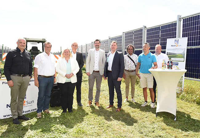 PB: Feierliche Eröffnung des Agri-Solarparks Epfendorf (v.l.n.r. Teufel (Landtagsabgeordnet*in), Hauk (Landwirtschaftsminister*in Baden-Württemberg), Weiss (Bundestagsabgeordnet*in), Harry Wirth (Leiter Strom Fraunhofer Instistitut für Solare Energiesysteme ISE), Karrais (Landtagsabgeordnet*in), Prielipp (Bürgermeister*in Epfendorf), Mei (stellvertretender Bürgermeister*in Epfendorf), Heiko Hildebrandt (Vorstand Next2Sun AG), Andreas Roth (Vorstand CAV Partners AG)) / ©: Schnekenburger / Schwarzwälder Bote