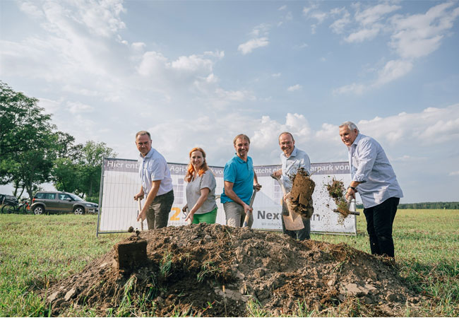 PB: Feierlicher erster Spatenstich für den Agri-Solarpark Krauscha (v.l.n.r. Per Wiesner (Bürgermeister Neißeaue), Franziska Schubert (Fraktionsvorsitzende der Grünen im Sächsischen Landtag), Sascha Krause-Tünker (Vorstand Next2Sun AG), Wolfram Günther (Sächsischer Staatsminister für Energie, Klimaschutz, Umwelt und Landwirtschaft), Hans-Joachim Mautschke (Inhaber Gut Krauscha). / ©: Paul Glaser / glaserfotografie.de